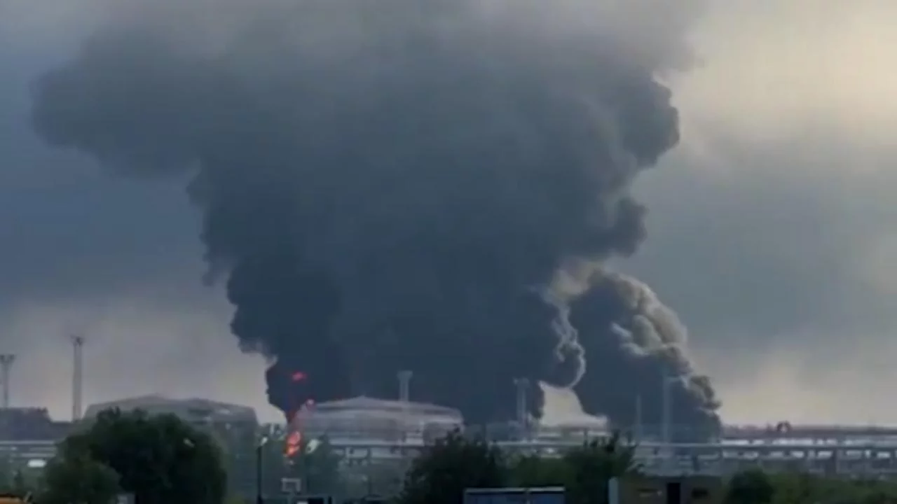 Rusya'da dikkat &ccedil;eken saldırı: Ukrayna'dan 2 bin 500 kilometre uzaklıktaki petrol rafinerisi hedef alındı