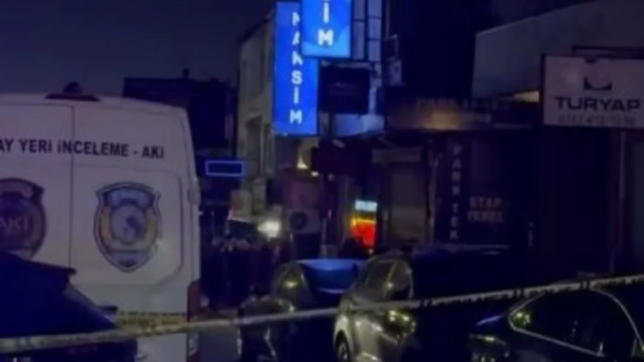 M&uuml;zikholde silahlı &ccedil;atışma: Polis memuru ve bir kişi hayatını kaybetti