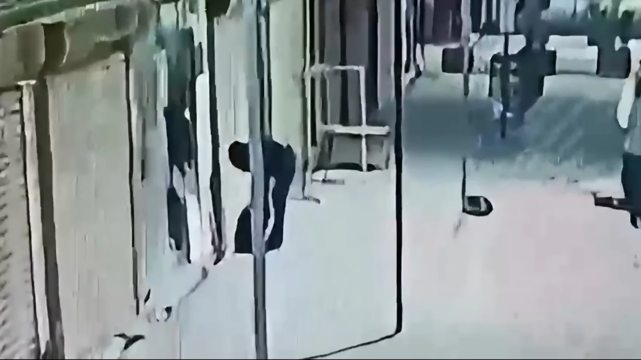 Kuyumcu soygunu girişiminde şaşırtan son: Ş&uuml;pheliler aynı &ccedil;arşıdan &ccedil;ıktı