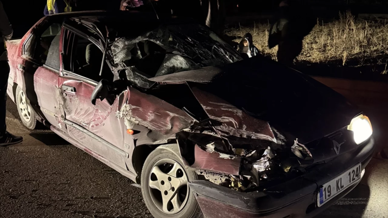 &Ccedil;orum'da otomobil ile trakt&ouml;r &ccedil;arpıştı: 2 yaralı