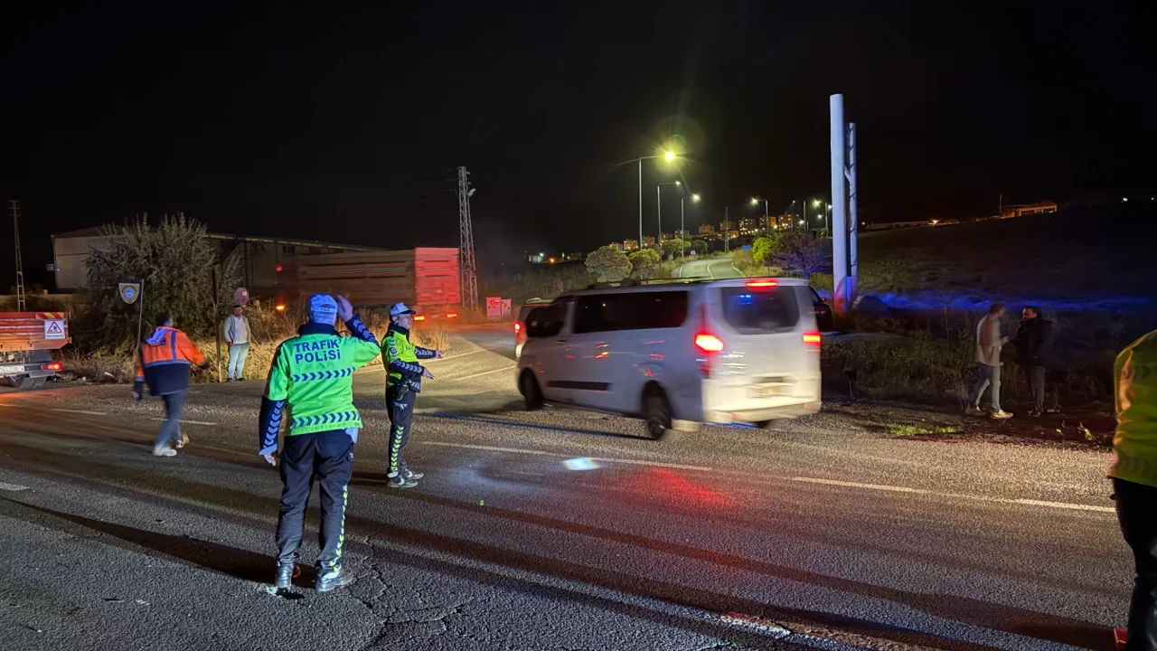 Katliam gibi kaza: İki otomobil &ccedil;arpıştı, 3 kişi hayatını kaybetti