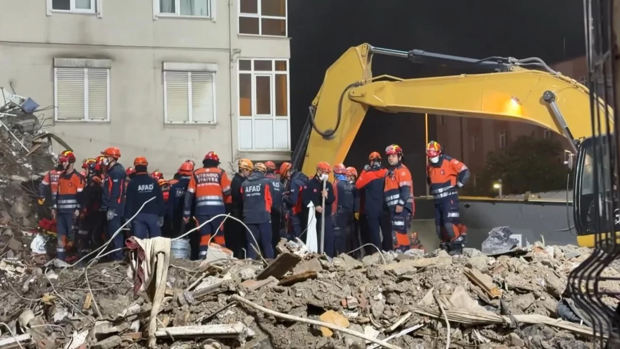 Acı bekleyiş sona erdi! &Ccedil;&ouml;ken binada korkulan oldu