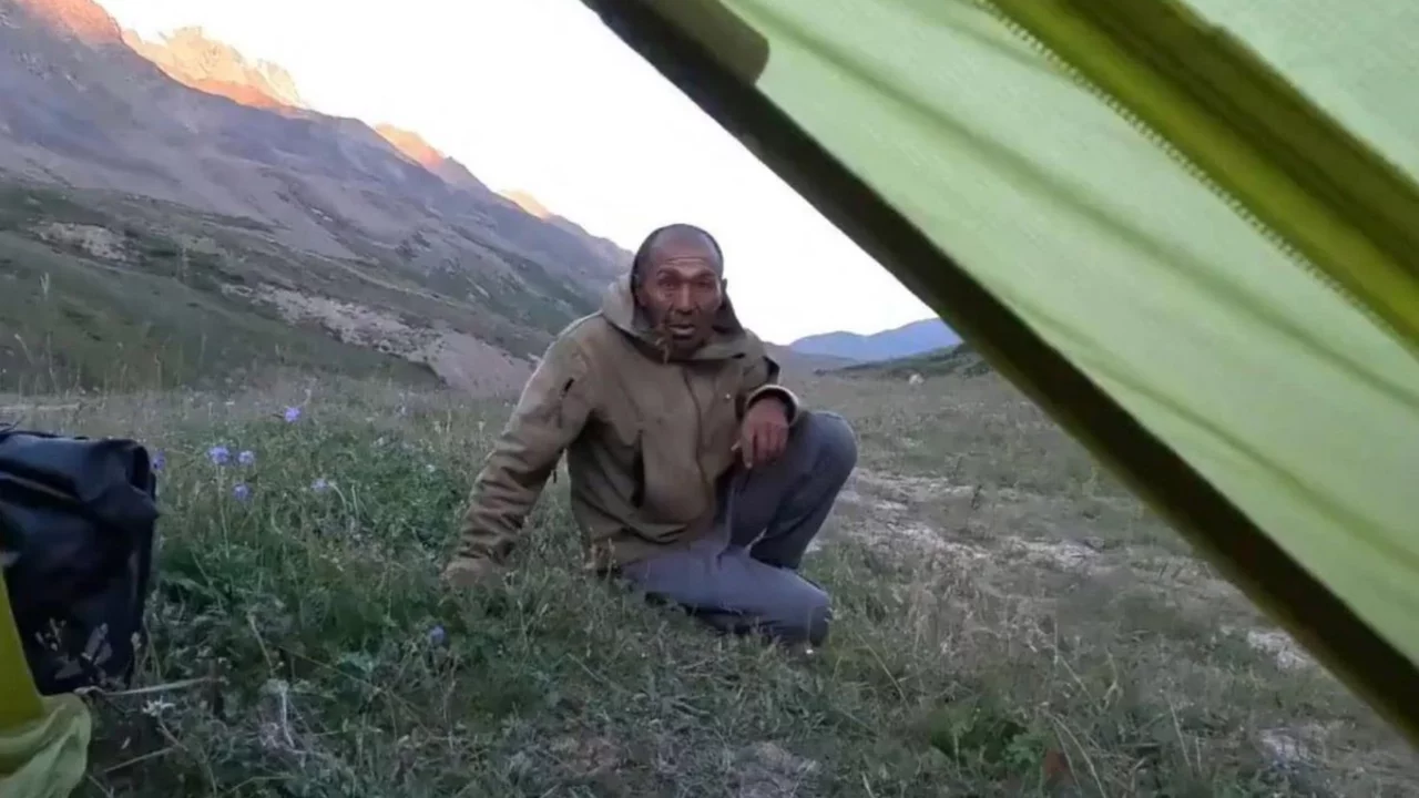 Bir anda karşılarına dikildi! Kamp yapan kadınların korku dolu anları
