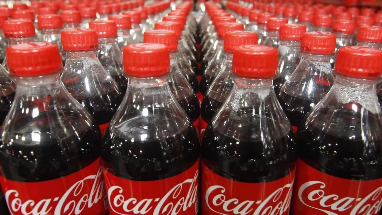Sekt&ouml;rde tutunamadılar! Coca-Cola, y&uuml;zlerce şubesi olan dev markayı satıyor