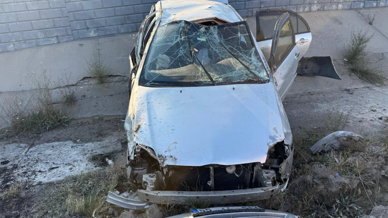 Ref&uuml;je &ccedil;arpan otomobil devrildi, 3 kişi yaralandı!
