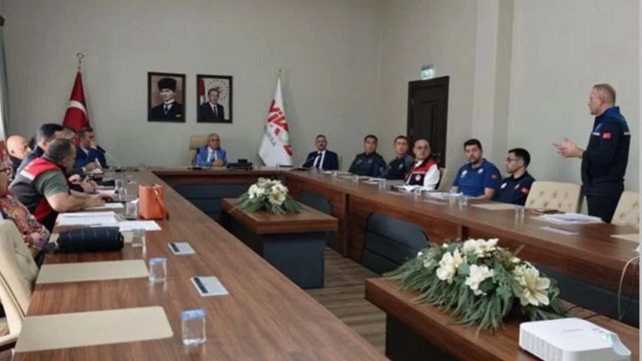 Bursa'da kum şırlanı avcılığı i&ccedil;in kritik zirve! S&uuml;rd&uuml;r&uuml;lebilirlik ve ihracat masaya yatırıldı...