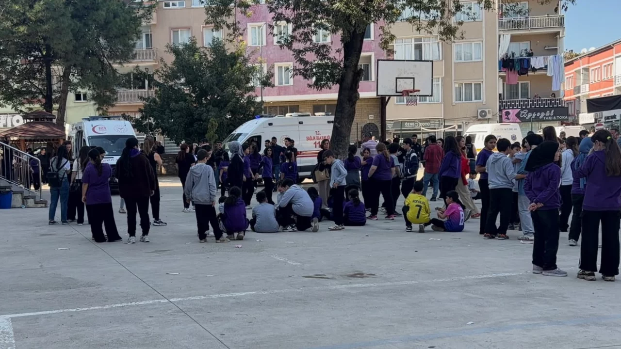 Bursa'da haberi duyan okula koştu! Hastanelik olan &ouml;ğrenci sayısı y&uuml;kseldi...