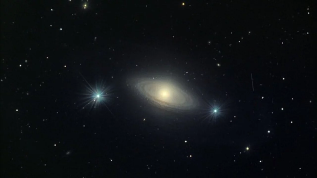 Hubble teleskobu, merkezi yana doğru dönen tuhaf bir galaksi tespit etti