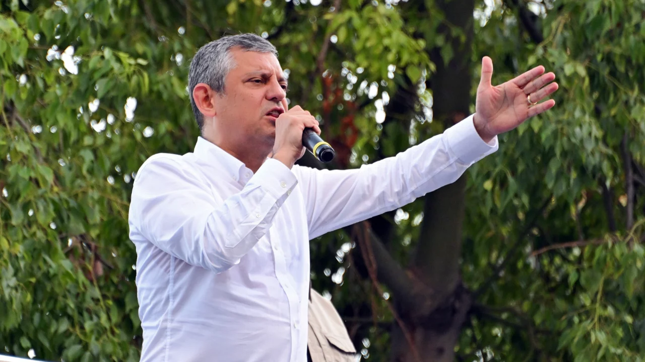 Özgür Özel'den Mersin'de dikkat çeken mesaj: "Siyasi yargılamalara teslim olmayacağız"