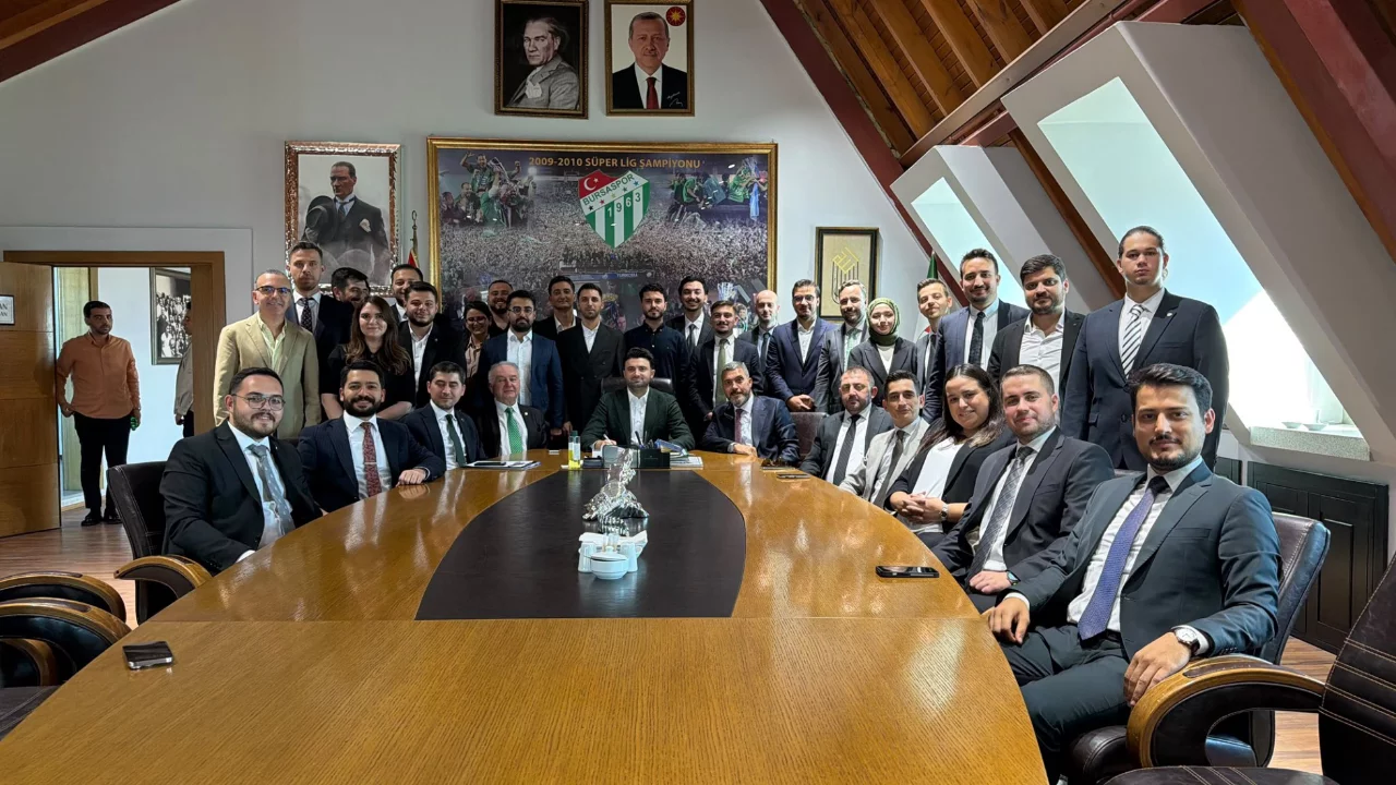 Bursasporlu Hukuk&ccedil;ular Derneği'nden Başkan Enes &Ccedil;elik'e ziyaret
