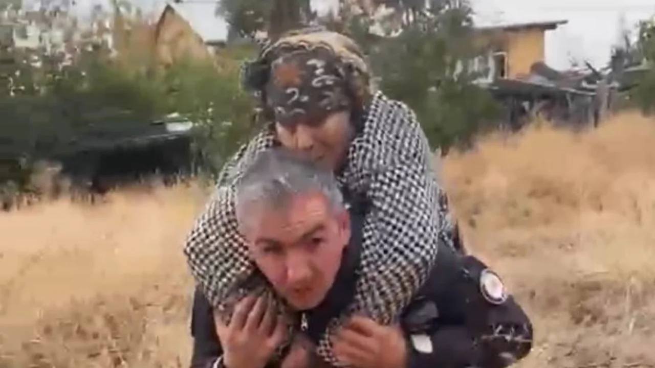 Konya'da kaybolan Alzheimer hastası yaşlı kadını polis ekipleri buldu! Sırtında taşıyarak kurtardı