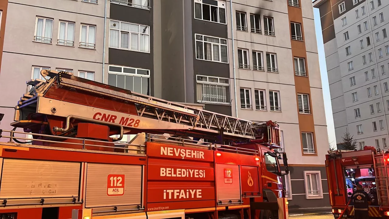 Nevşehir'de 11 katlı binada yangın! Dumandan etkilenen 6 kişiye müdahale edildi