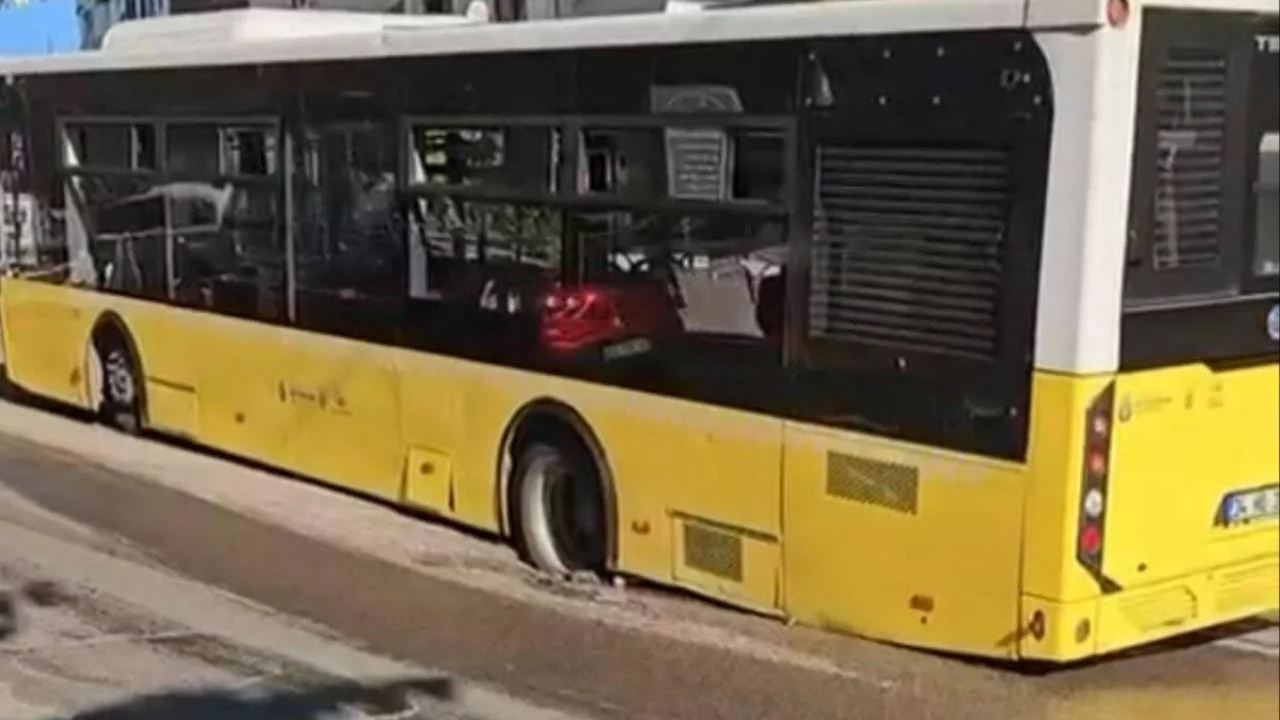 Yolda &ccedil;&ouml;kme meydana geldi, halk otob&uuml;s&uuml; &ccedil;ukura saplandı!