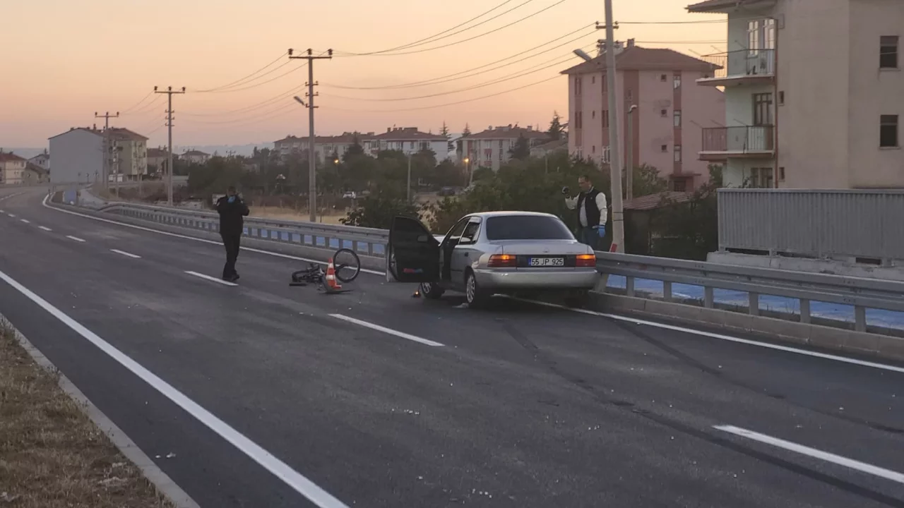 Ankara'da otomobil bisikletli &ccedil;ocuğa &ccedil;arptı: Durumu ciddiyetini koruyor