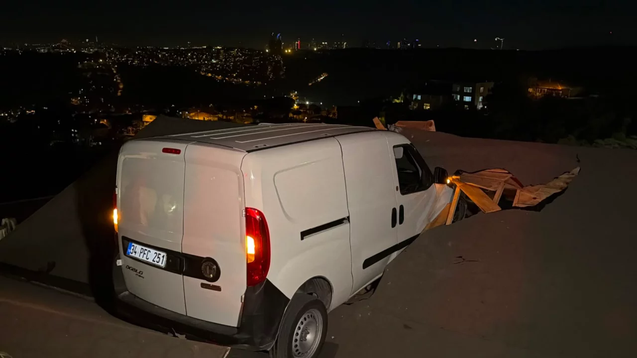 Sarıyer'de feci kaza! Yokuşta kayan ara&ccedil; evin &ccedil;atısına u&ccedil;tu