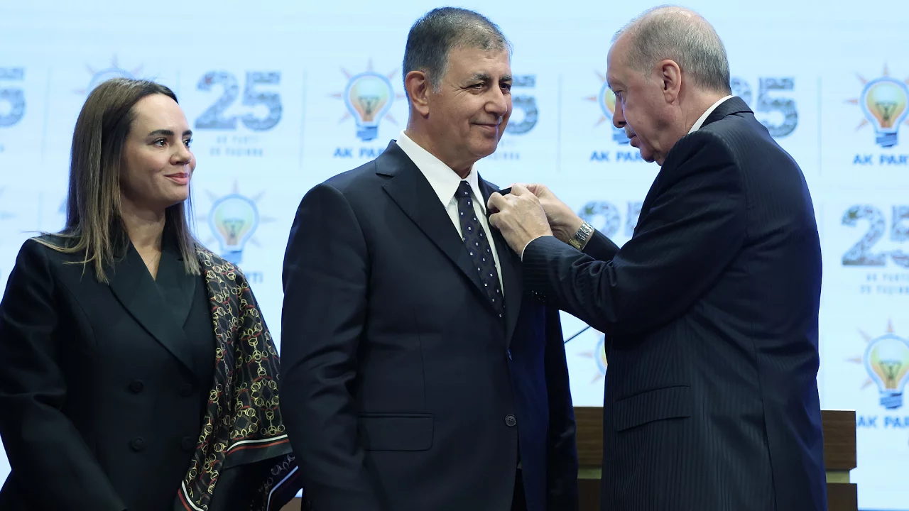 AK Parti'den dikkat &ccedil;eken a&ccedil;ıklama! Bir b&uuml;y&uuml;kşehir daha saf değiştiriyor