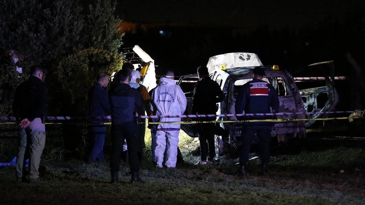 Yanan otomobilden ceset çıktı