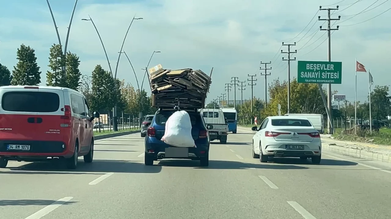 Bursa'da bir bakan bir daha baktı! Kartonlarla doldurup yola &ccedil;ıktı