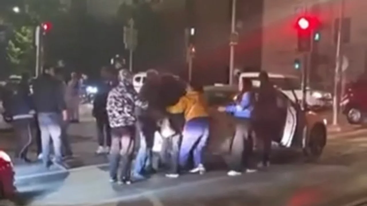 Bursa'da iki aile birbirine girdi! Trafik polisleri zar zor ayırdı
