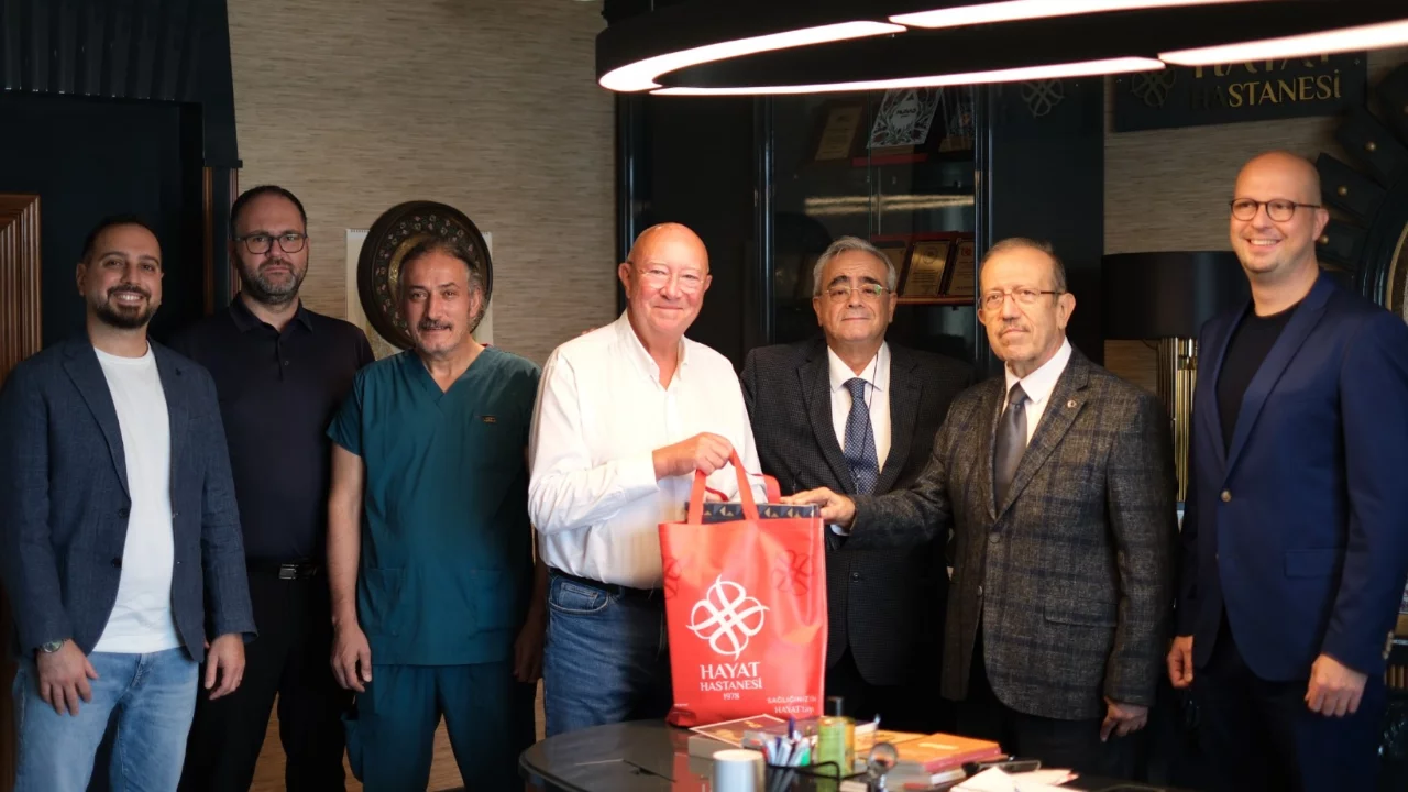 D&uuml;nyaca &uuml;nl&uuml; cerrah Bursa'ya geldi! Hayat Hastanesi'ndeki &ccedil;alışmalara dikkat &ccedil;ekti