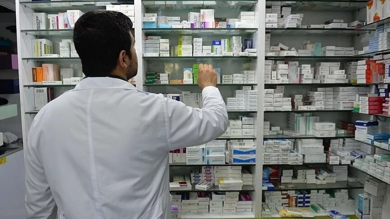 Raporlu ilaç kullananlara yeni kolaylık! Doktora gitmeden eczaneden alınabilecek