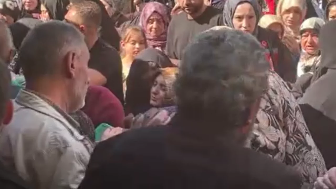 Enkaz altında kalarak hayatını kaybeden kardeşler i&ccedil;in g&ouml;zyaşları sel oldu