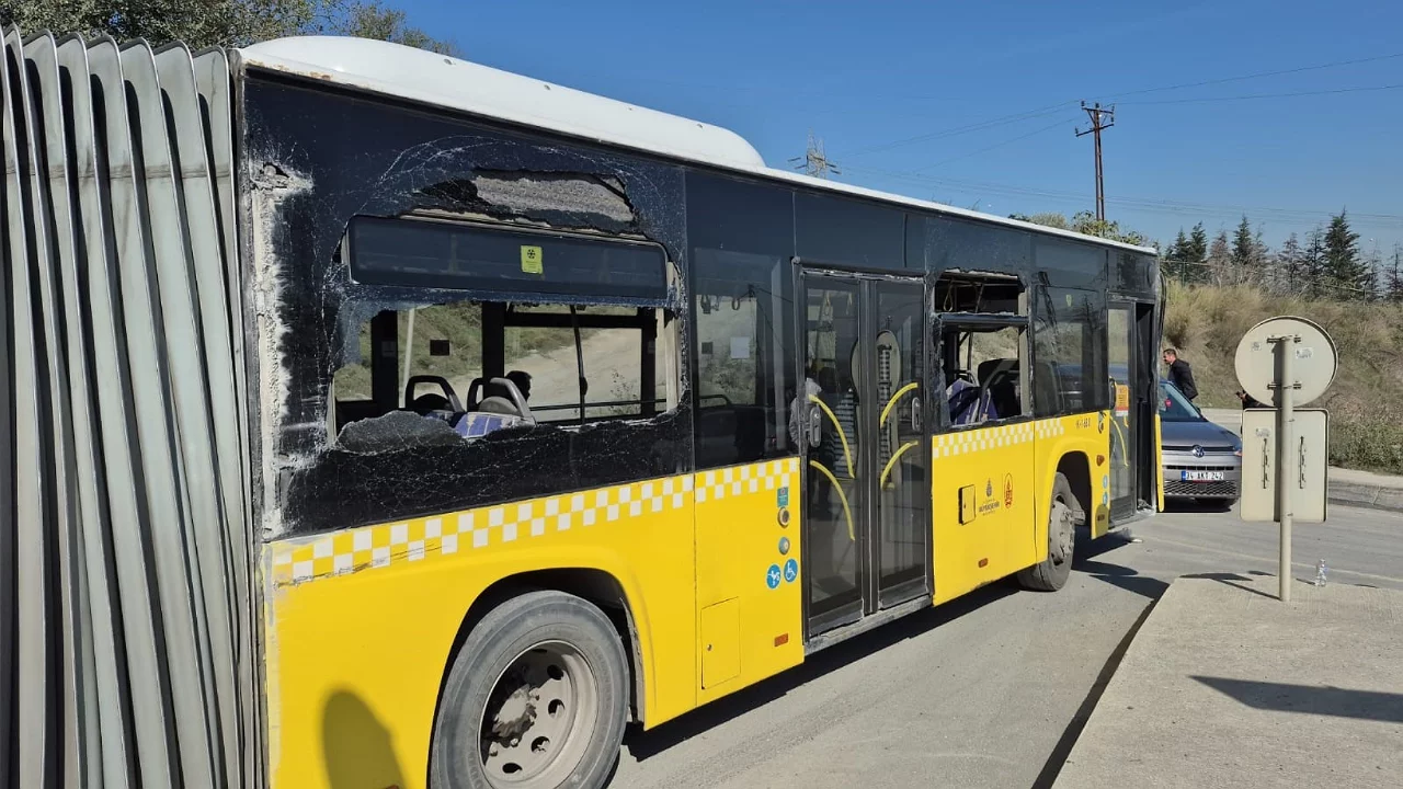 İETT otob&uuml;s&uuml; istinat duvarına &ccedil;arptı: 4 yaralı