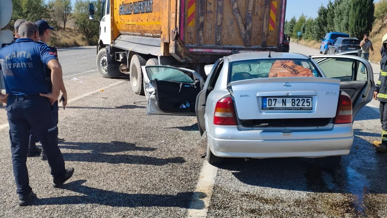 Otomobil kamyonunun altına girdi! 2'si ağır 3 kişi yaralı