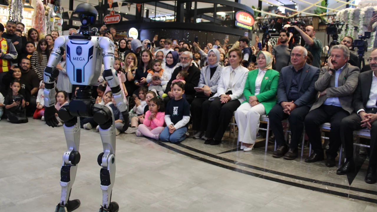 İnsansı robot Mega'ya Kayserililerden yoğun ilgi