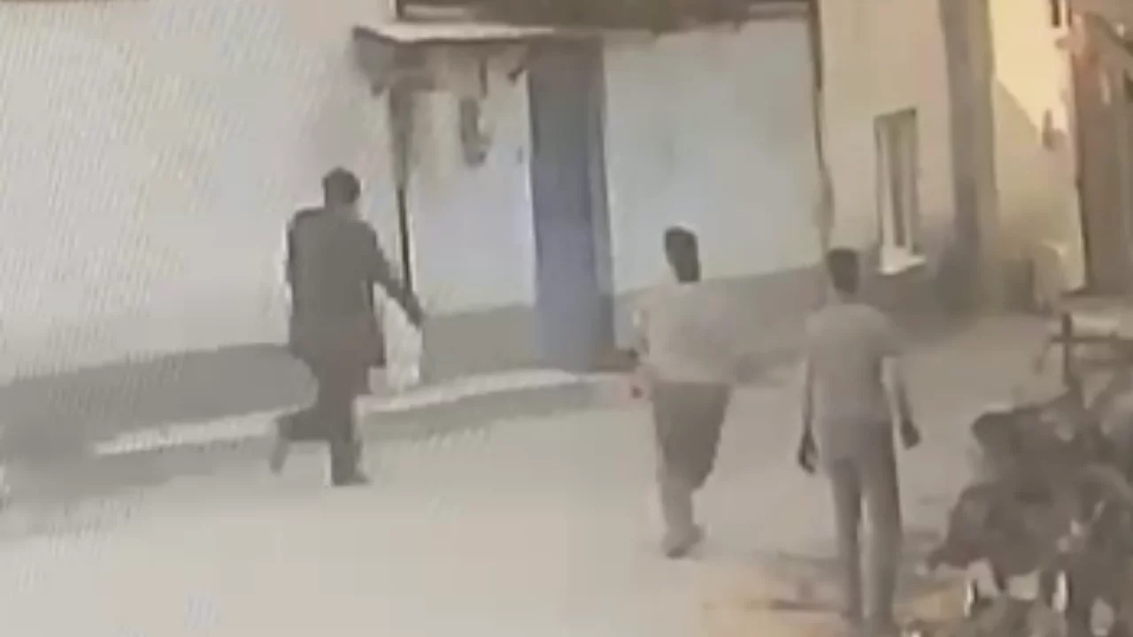 Bursa'da sokakta y&uuml;r&uuml;yordu, bir anda hayatının korkusunu yaşadı!