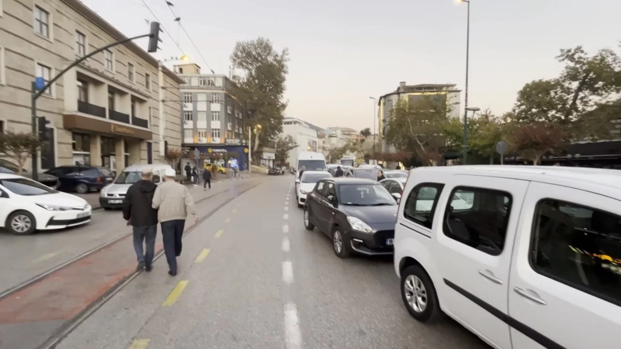 Bursa'da Ulucami &ouml;n&uuml;nde dikkat &ccedil;eken g&ouml;r&uuml;nt&uuml;! Ara&ccedil;larını park edip gittiler, trafik tek şeride indi