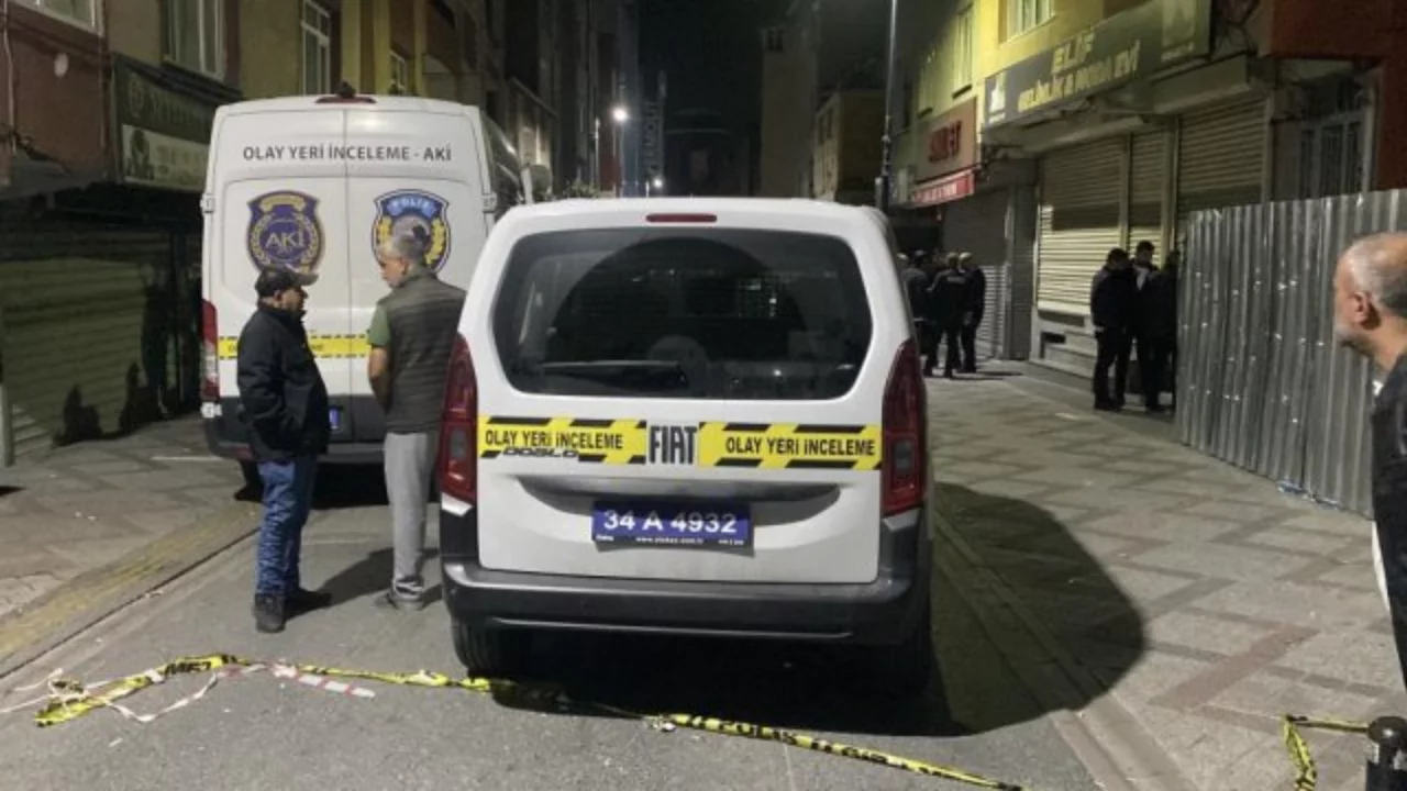 İstanbul'da dehşet! Sokakta y&uuml;r&uuml;rken kurşunların hedefi oldu