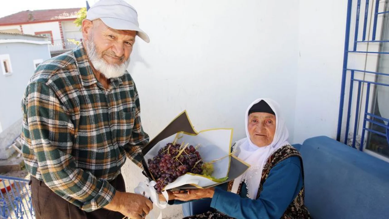 Ne çiçek ne pasta! 77 yaşındaki eşine verdiği hediye her yıl aynı