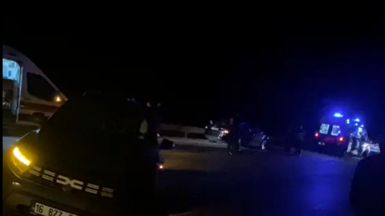 Bursa'da hatalı U d&ouml;n&uuml;ş&uuml; kazaya neden oldu! &Ccedil;ok sayıda yaralı...