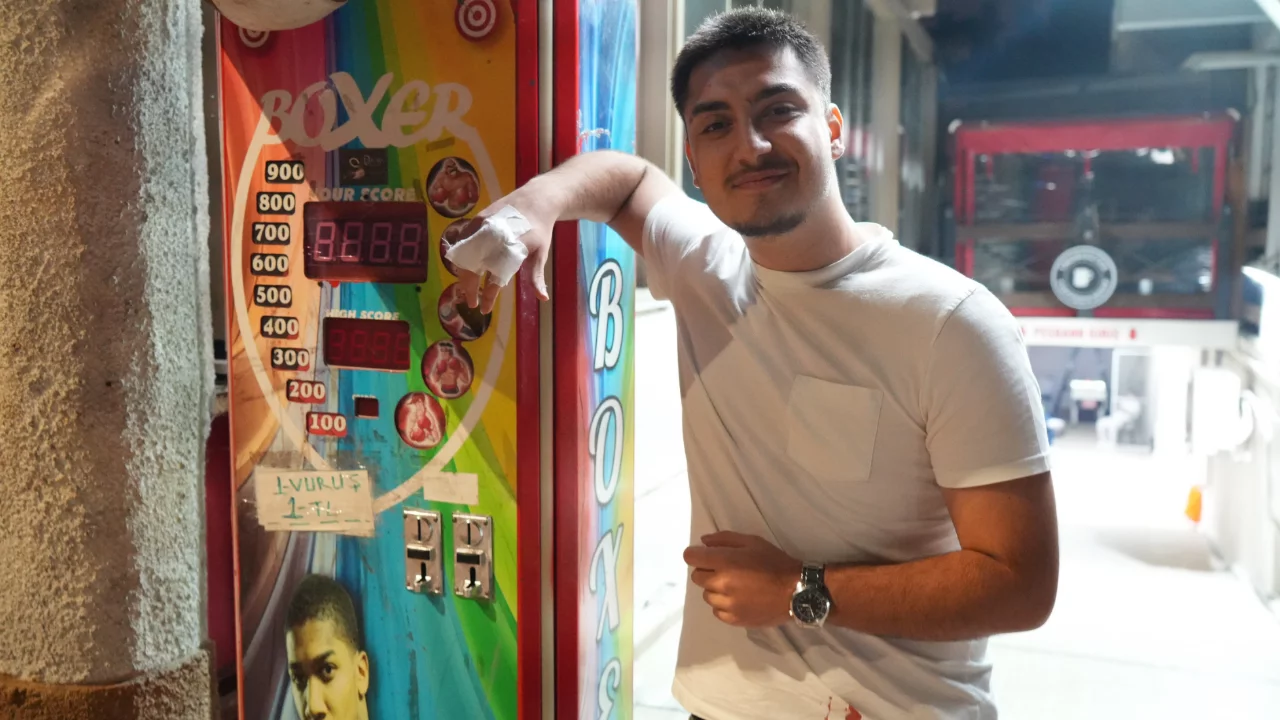 Boks makinesine vurmak isterken duvarı yumrukladı: "Yanlış bir insanı d&uuml;ş&uuml;nd&uuml;m, fazla geldi"