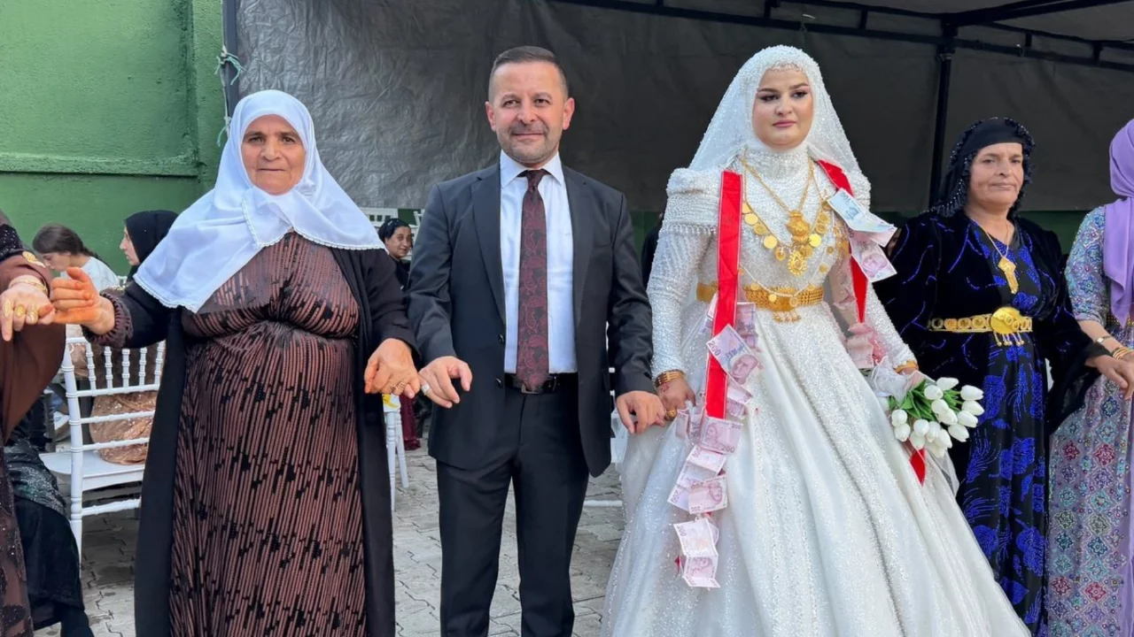 D&uuml;ğ&uuml;nde sağdı&ccedil;, geline 11 Cumhuriyet altını takılmasını istedi