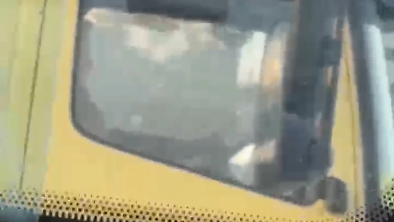 Bursa &Ccedil;evre Yolu'nda tehlikeli g&ouml;r&uuml;nt&uuml; Kamyonu ayaklarıyla s&uuml;r&uuml;p telefonla oynadı!