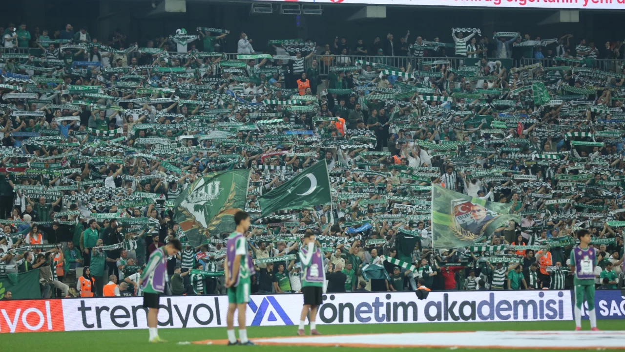 Bursaspor taraftarı &ouml;n&uuml;nde 3 puan i&ccedil;in sahada! MA&Ccedil; BAŞLADI