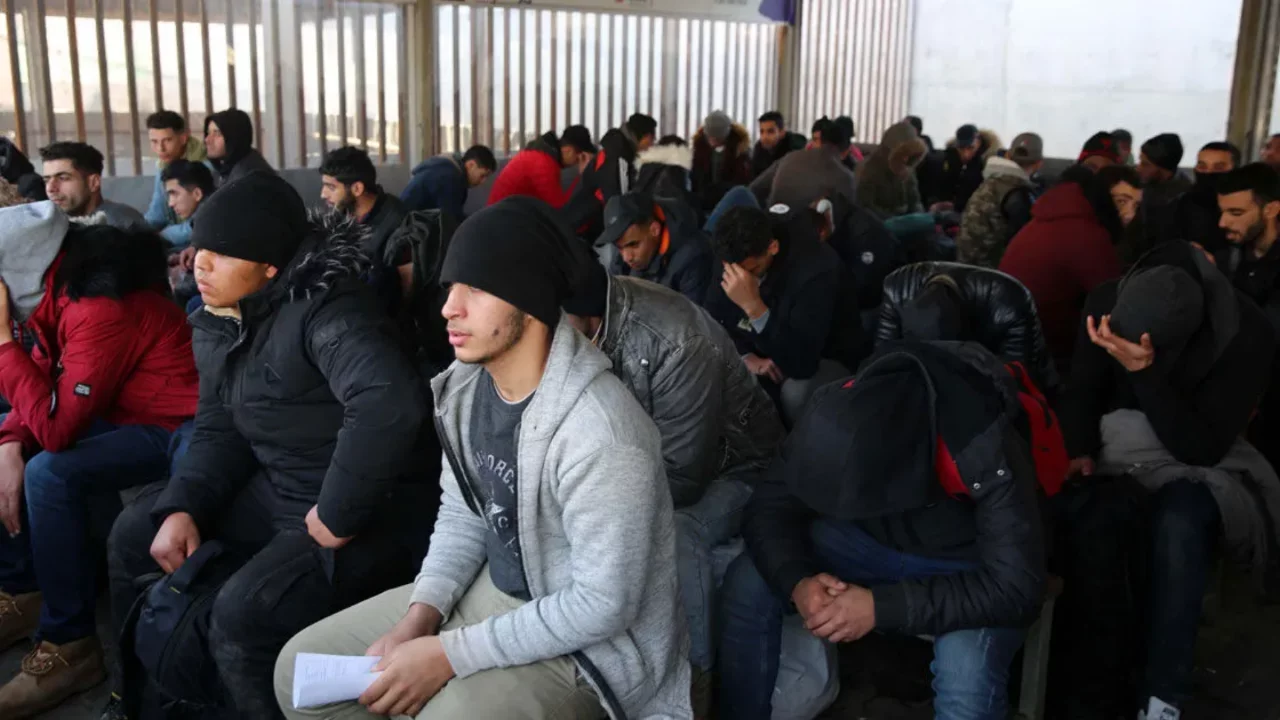 Edirne'de ş&uuml;pheli ara&ccedil; durduruldu! i&ccedil;inden 14 d&uuml;zensiz g&ouml;&ccedil;men &ccedil;ıktı