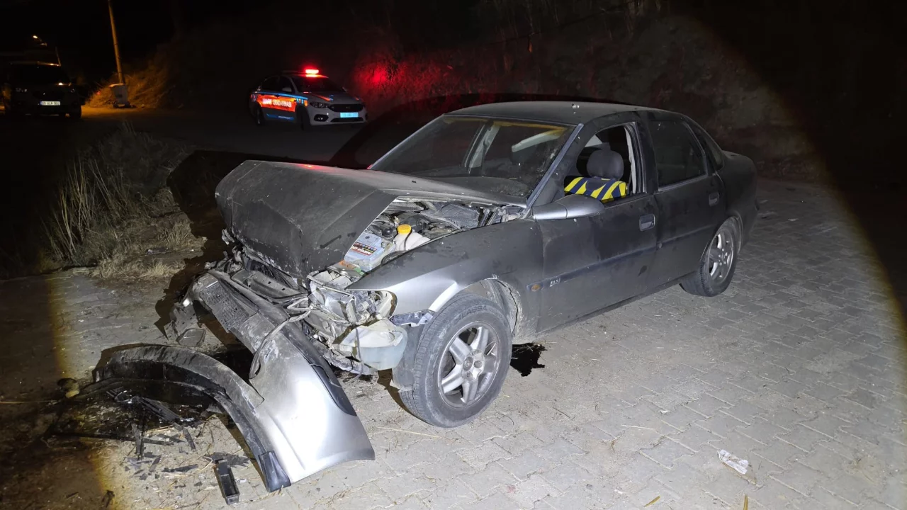 Aydın'da korkutan kaza! U&ccedil;urumdan yuvarlanan otomobilde mahsur kaldı
