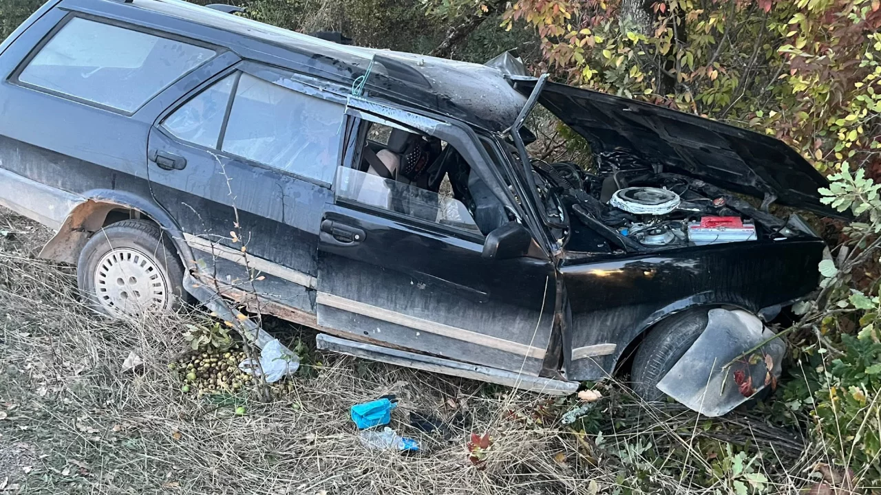 Karab&uuml;k'te feci kaza! Otomobil ağaca &ccedil;arptı, s&uuml;r&uuml;c&uuml; ara&ccedil;ta sıkıştı