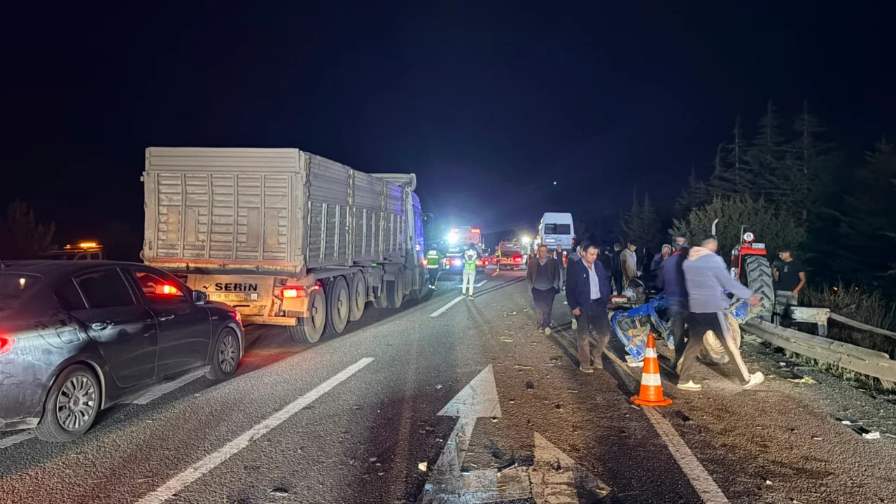 K&uuml;tahya'da zincirleme kaza! Trakt&ouml;r, minib&uuml;s ve iki otomobil &ccedil;arpıştı