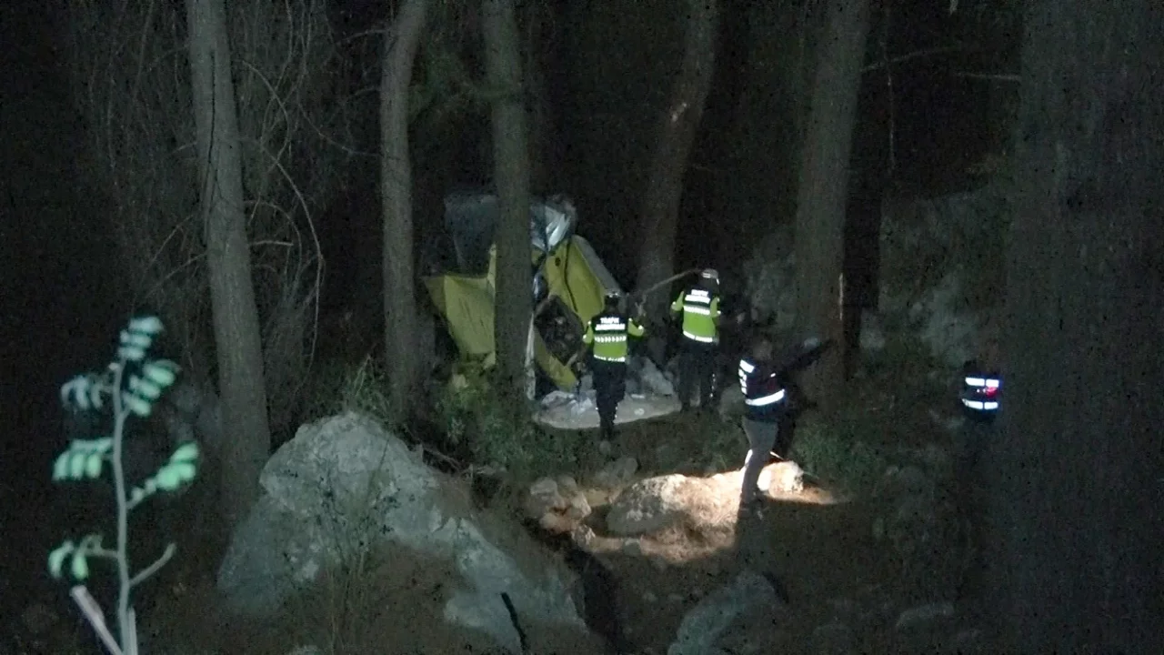 Antalya'da feci kaza! 50 metrelik uçuruma yuvarlanan araçta 2 kişi öldü, 4 yaralı