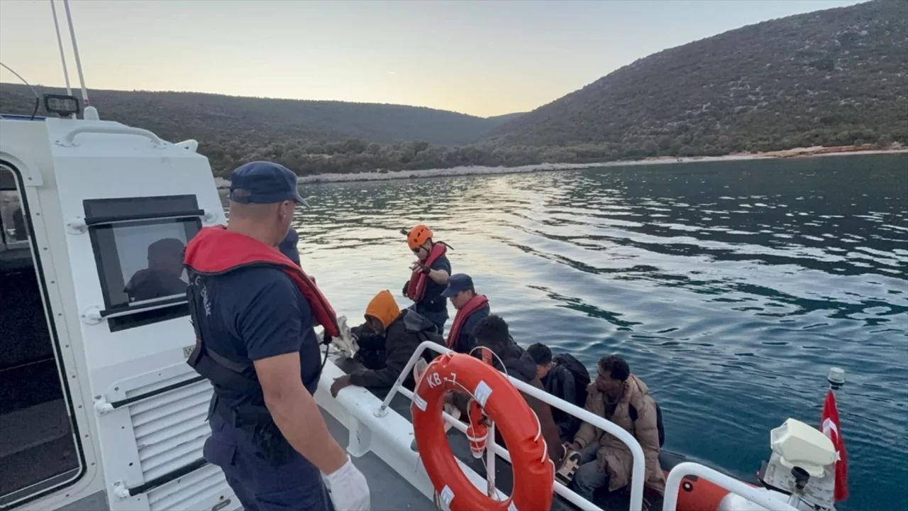 İzmir'de koyda 30 d&uuml;zensiz g&ouml;&ccedil;men yakalandı