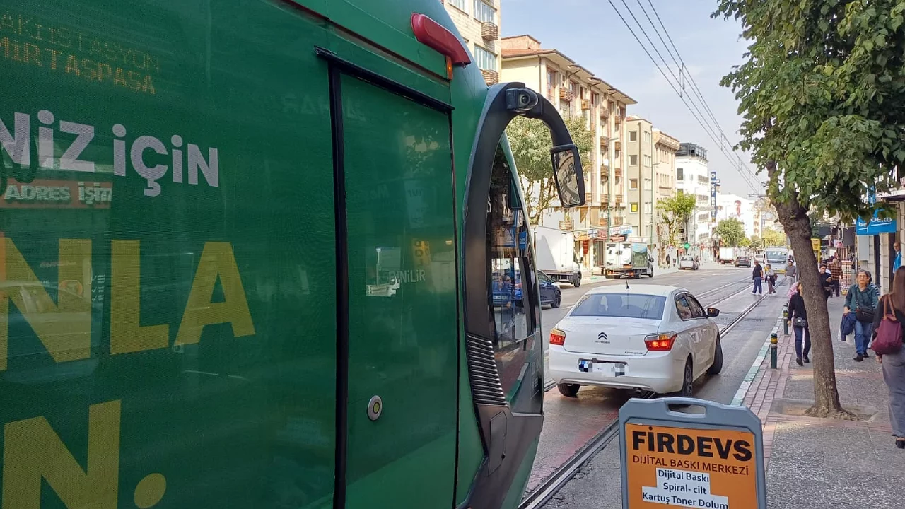 Bursa'da tramvay yoluna park edilen araç seferleri aksattı