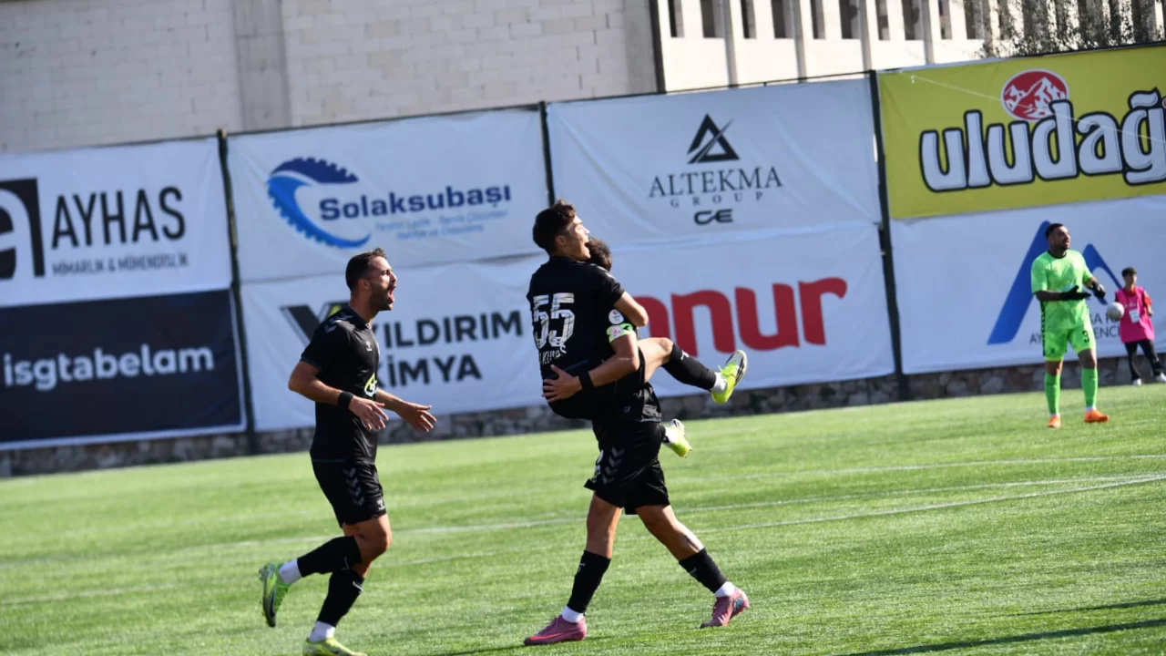 Gemlik S&uuml;merbey'den kritik galibiyet! Mert Hakan Yandaş da trib&uuml;ndeydi