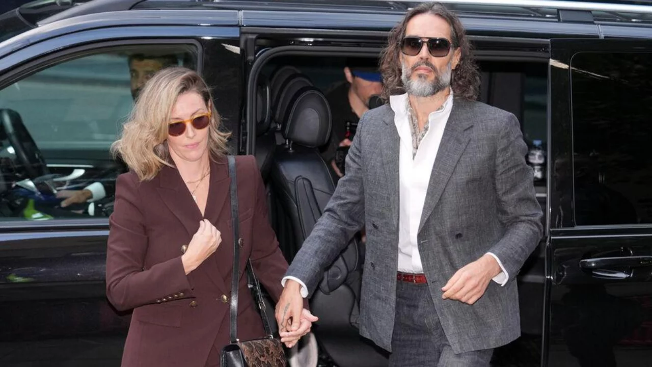 Russell Brand cinsel saldırı davasında mahkemeye eşiyle geldi