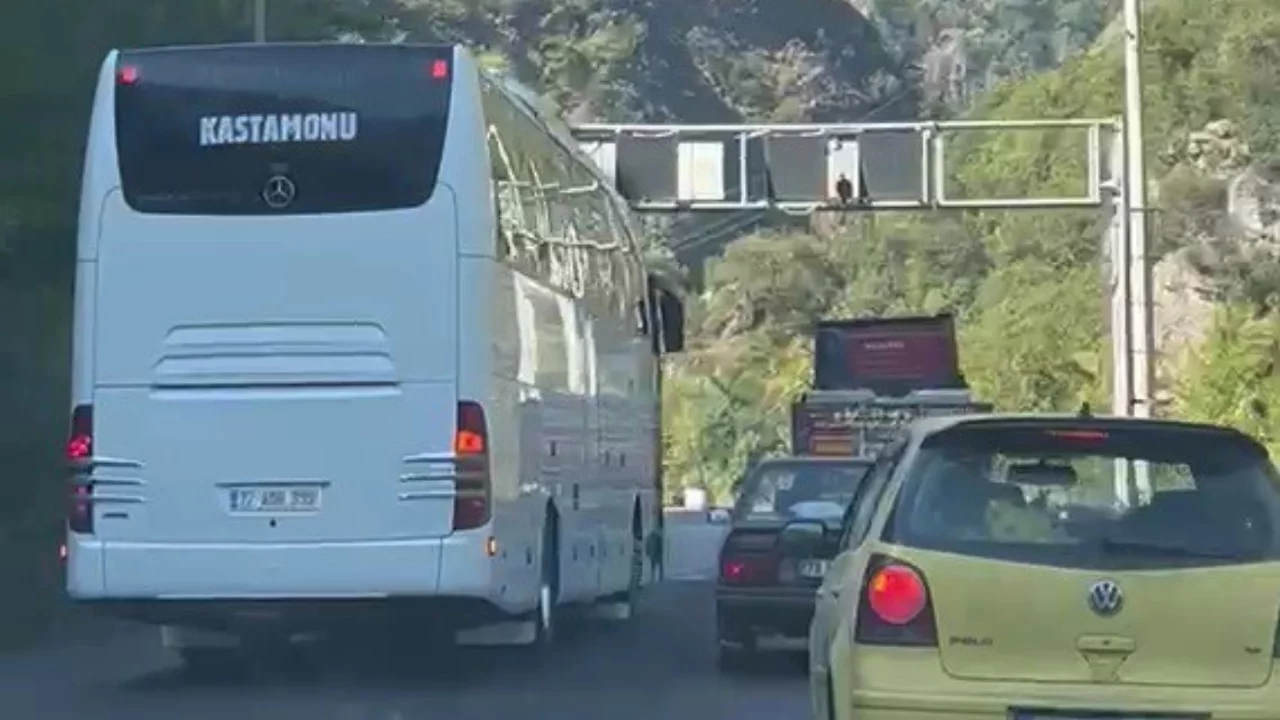 Hatalı sollama yapan otob&uuml;s faciaya neden oluyordu