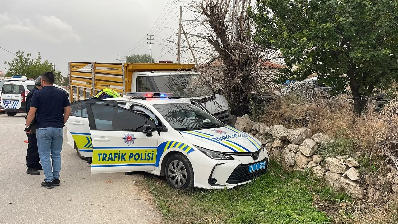 Kamyonetle polis aracı çarpıştı: 2 polis yaralı