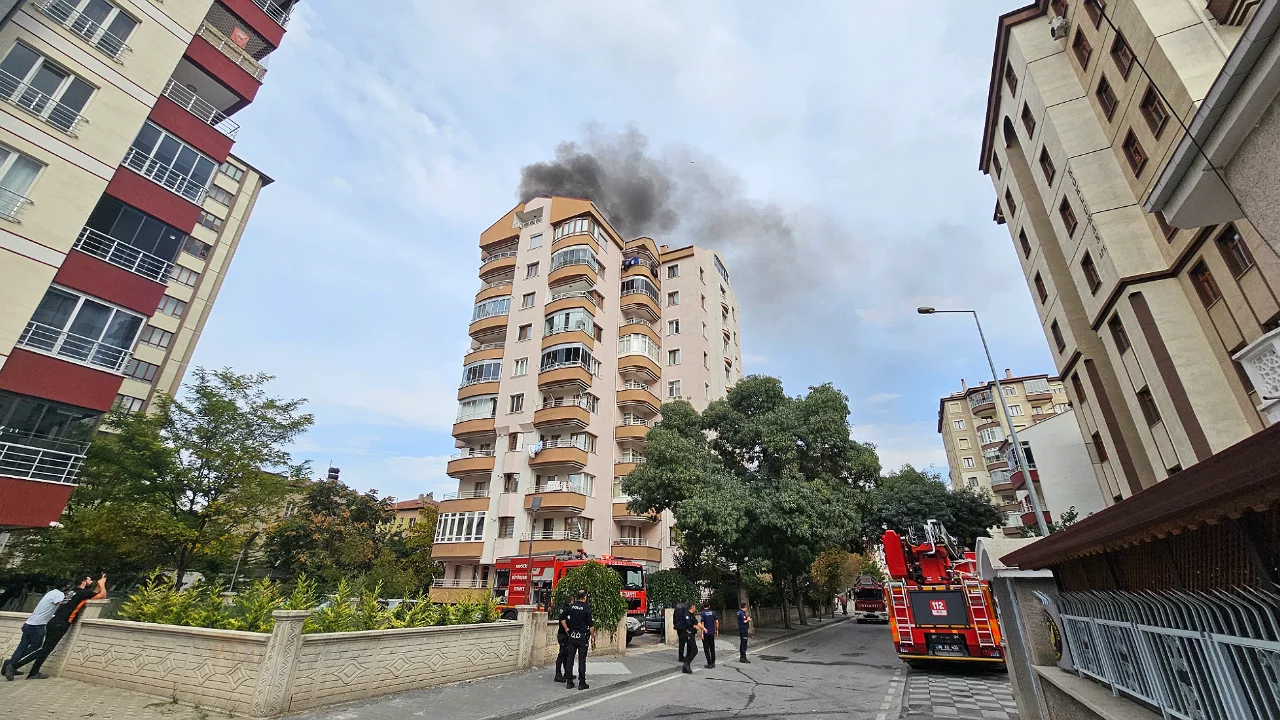 9 katlı binanın çatı katında yangın